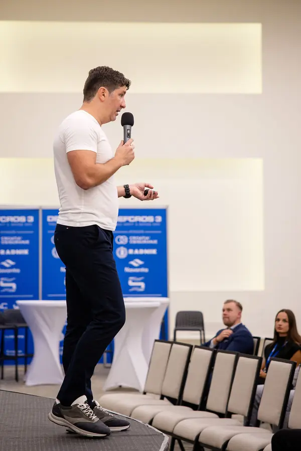 Speaker with a microphone during the AI session
